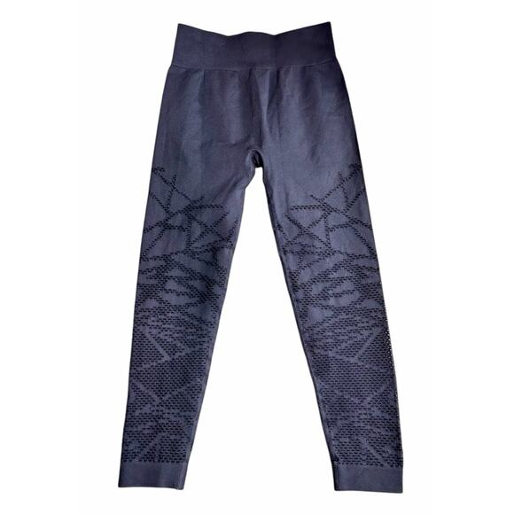 Fabletics Demi Lovato Black Seamless Perforated Athletic Leggings Sz XS Crop - Picture 3 of 5